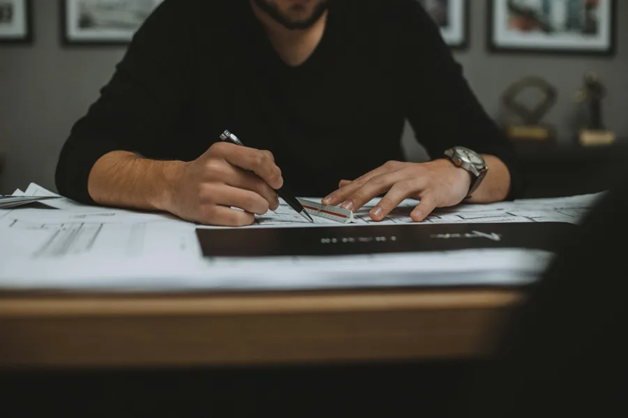 يدان توقعان وتراجعان مستندات على مكتب