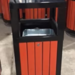 Outdoor Plastic Wood Trash Bin - 40L - Galvanized Steel Frame - 40×40×90 cm | Ideal for Public Spaces